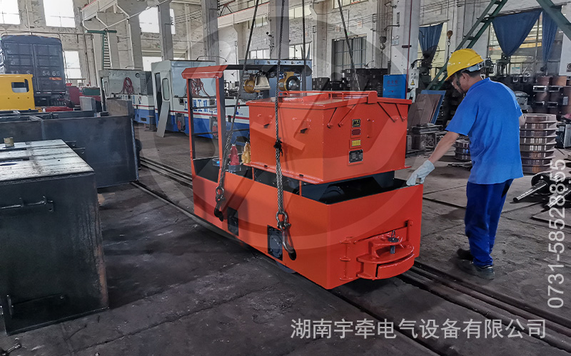 2.5噸蓄電池防爆電機車發(fā)貨 1.jpg