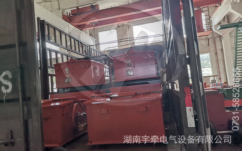 2.5噸防爆蓄電池電機(jī)車裝車發(fā)貨 4.jpg