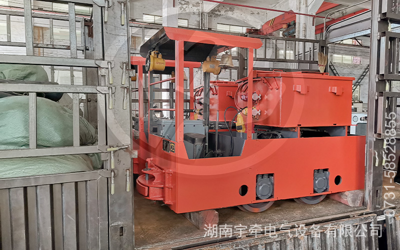 2.5噸防爆蓄電池電機車裝車發(fā)貨 3.jpg