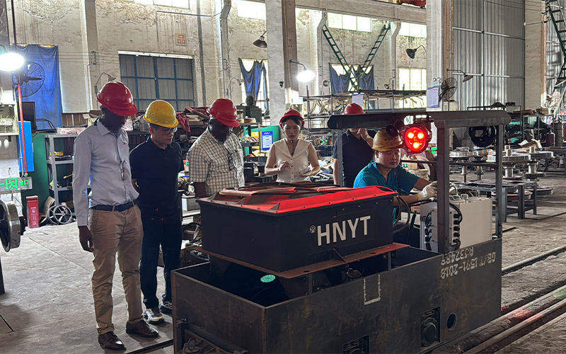 海外客戶來廠采購礦用電機(jī)車 1.jpg